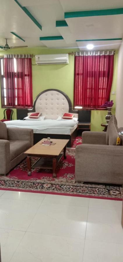 Jaya Palace Hotel By Wb Inn Dhaulpur ภายนอก รูปภาพ